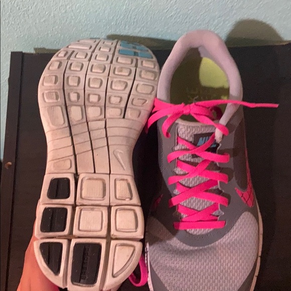 Nike free tennis shoes - Picture 4 of 5